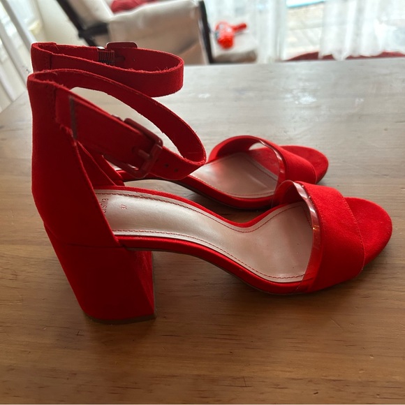 Bright Red sandals with block heels for parties and outings. - Picture 1 of 4